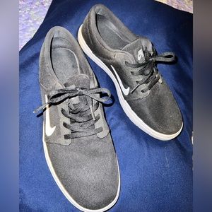 Nike sneakers. Greg condition. Gently worn. Men’s 9.5.